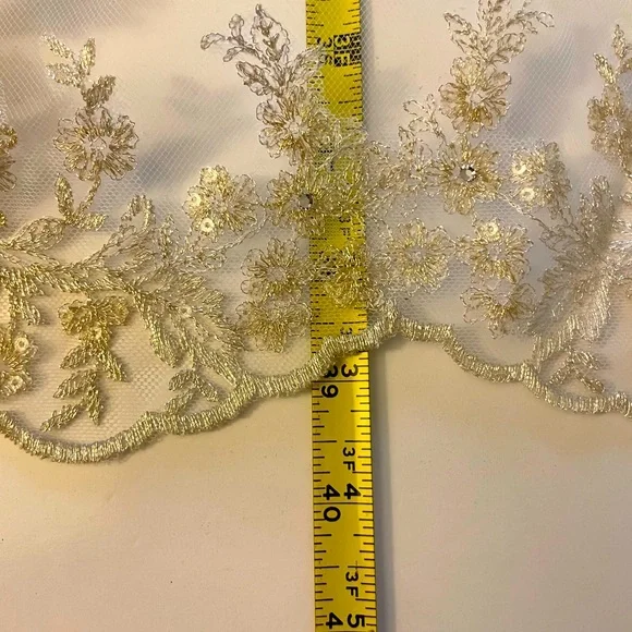 Scalloped Edge Lace Bridal Veil - Picture 16 of 16